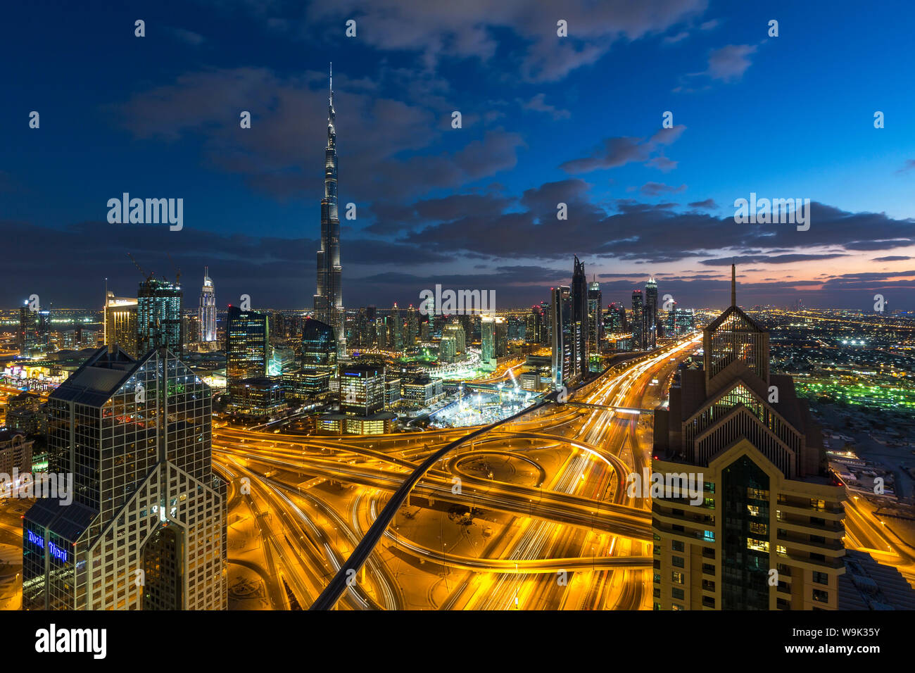 Il Burj Khalifa di Dubai, vista in elevazione su Sheikh Zayed Road e il centro finanziario di Interscambio stradale, Downtown Dubai, Dubai, Emirati Arabi Uniti Foto Stock