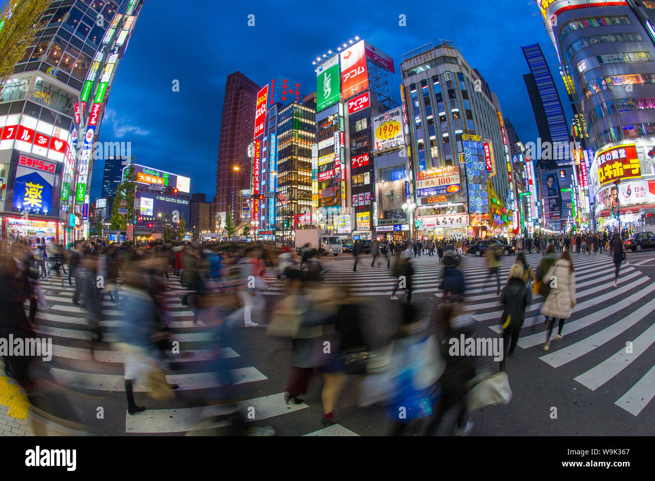 Kabukicho entertainment district accesa al crepuscolo, Shinjuku, Tokyo, Giappone, Asia Foto Stock