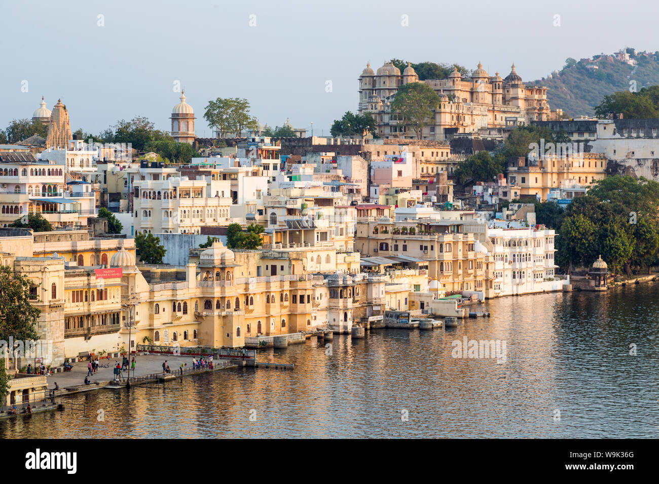 Lago Pichola e il palazzo della città in Udaipur, Rajasthan, India, Asia Foto Stock