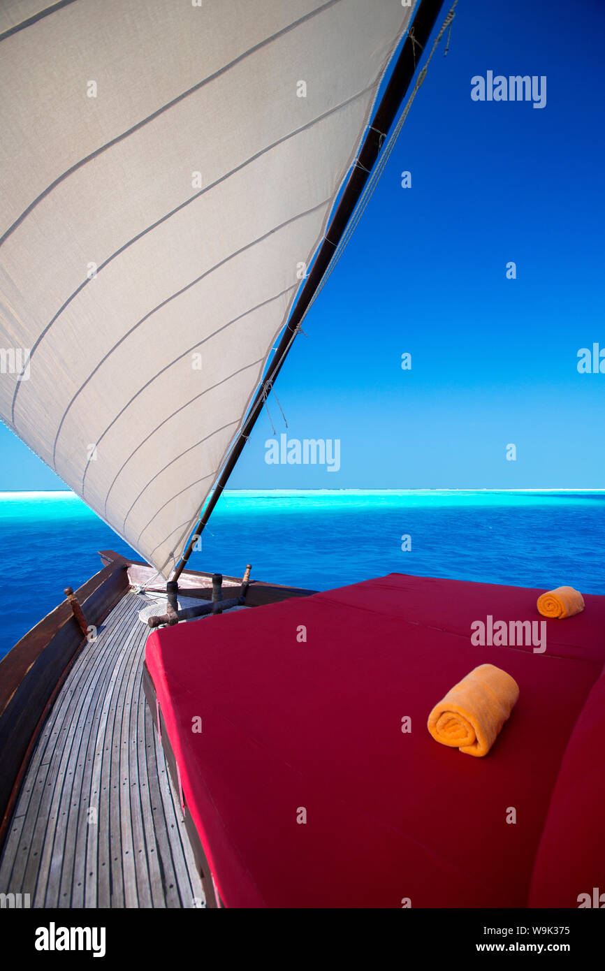 Barca a vela nei tradizionali dhoni, Maldive, Oceano Indiano, Asia Foto Stock