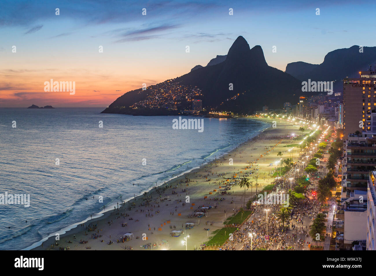 Tramonto sulla spiaggia di Ipanema e Dois Irmaos (due fratelli) montagna, Rio de Janeiro, Brasile, Sud America Foto Stock