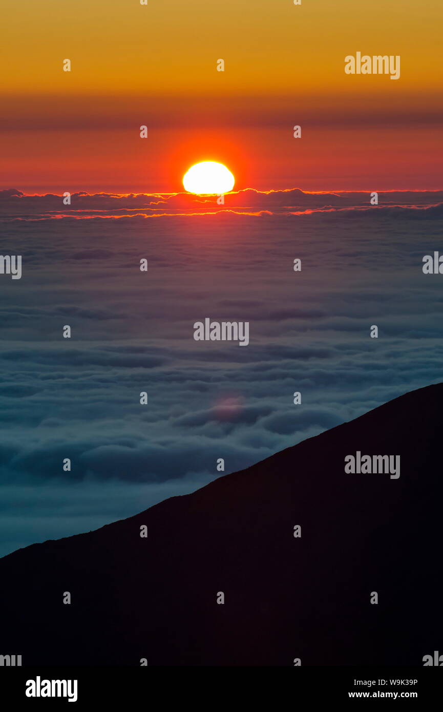 Sunrise al di sopra di Haleakala National Park, Maui, Hawaii, Stati Uniti d'America, il Pacifico Foto Stock