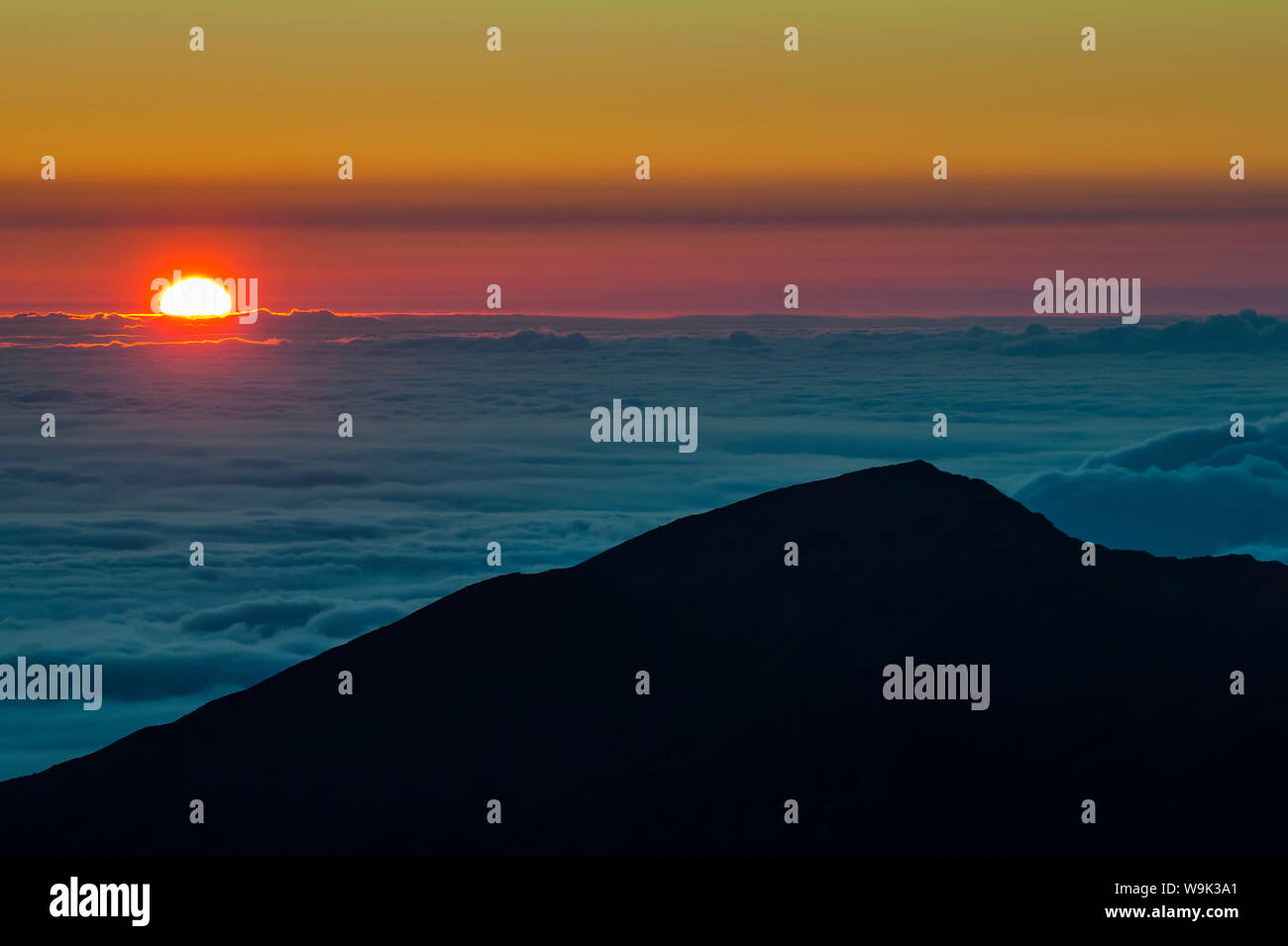 Sunrise al di sopra di Haleakala National Park, Maui, Hawaii, Stati Uniti d'America, il Pacifico Foto Stock