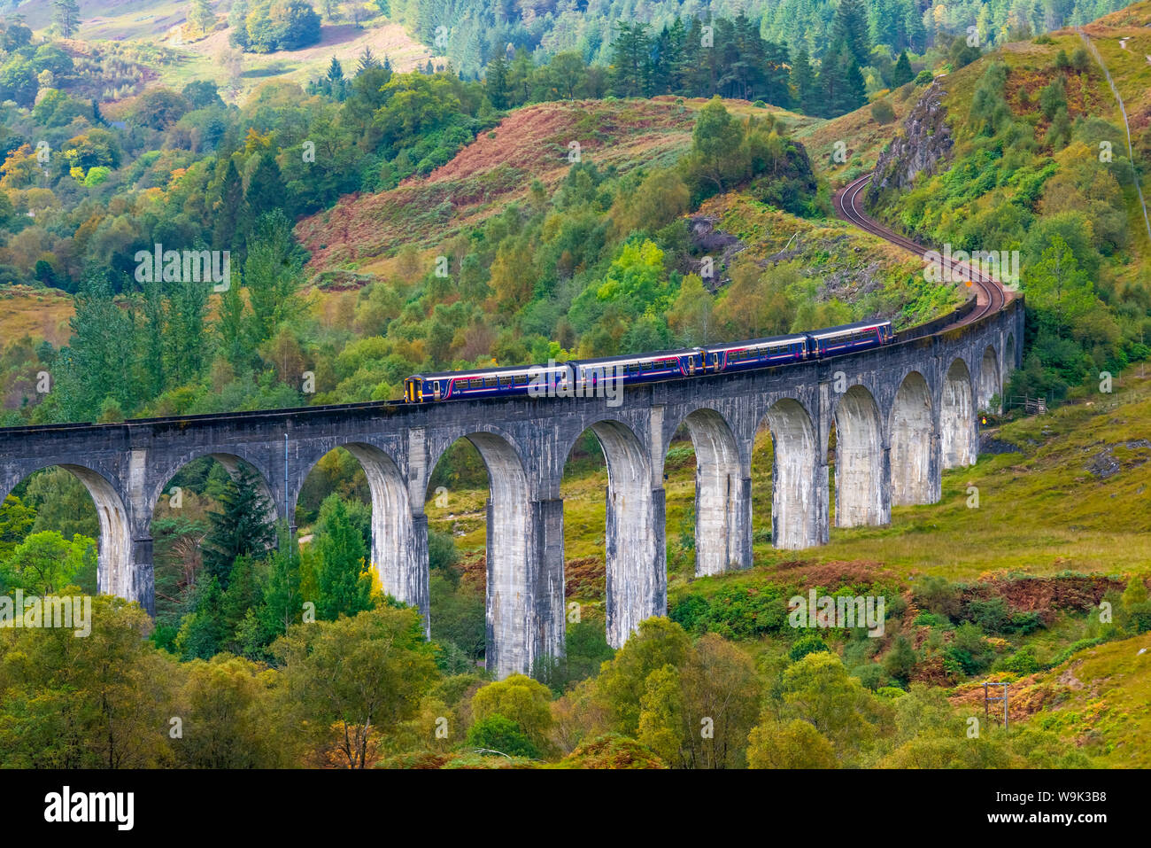 In treno la stazione ferroviaria Glenfinnan Viaduct, parte del West Highland Line, Glenfinnan, Loch Shiel, Highlands, Scotland, Regno Unito, Europa Foto Stock