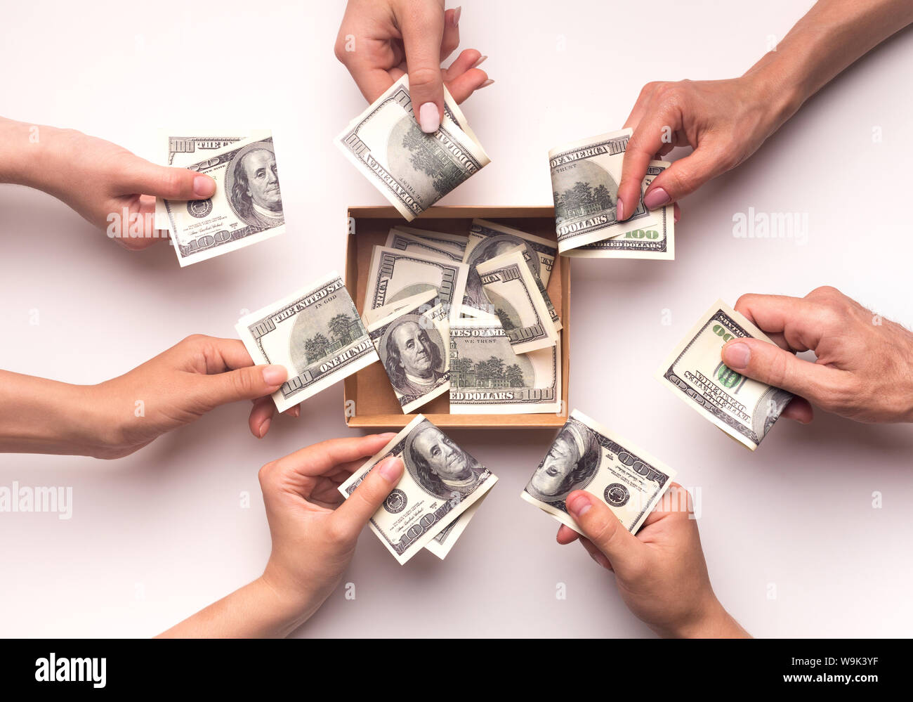 La gente insieme raccogliere denaro nella casella per il loro finanziamento Foto Stock