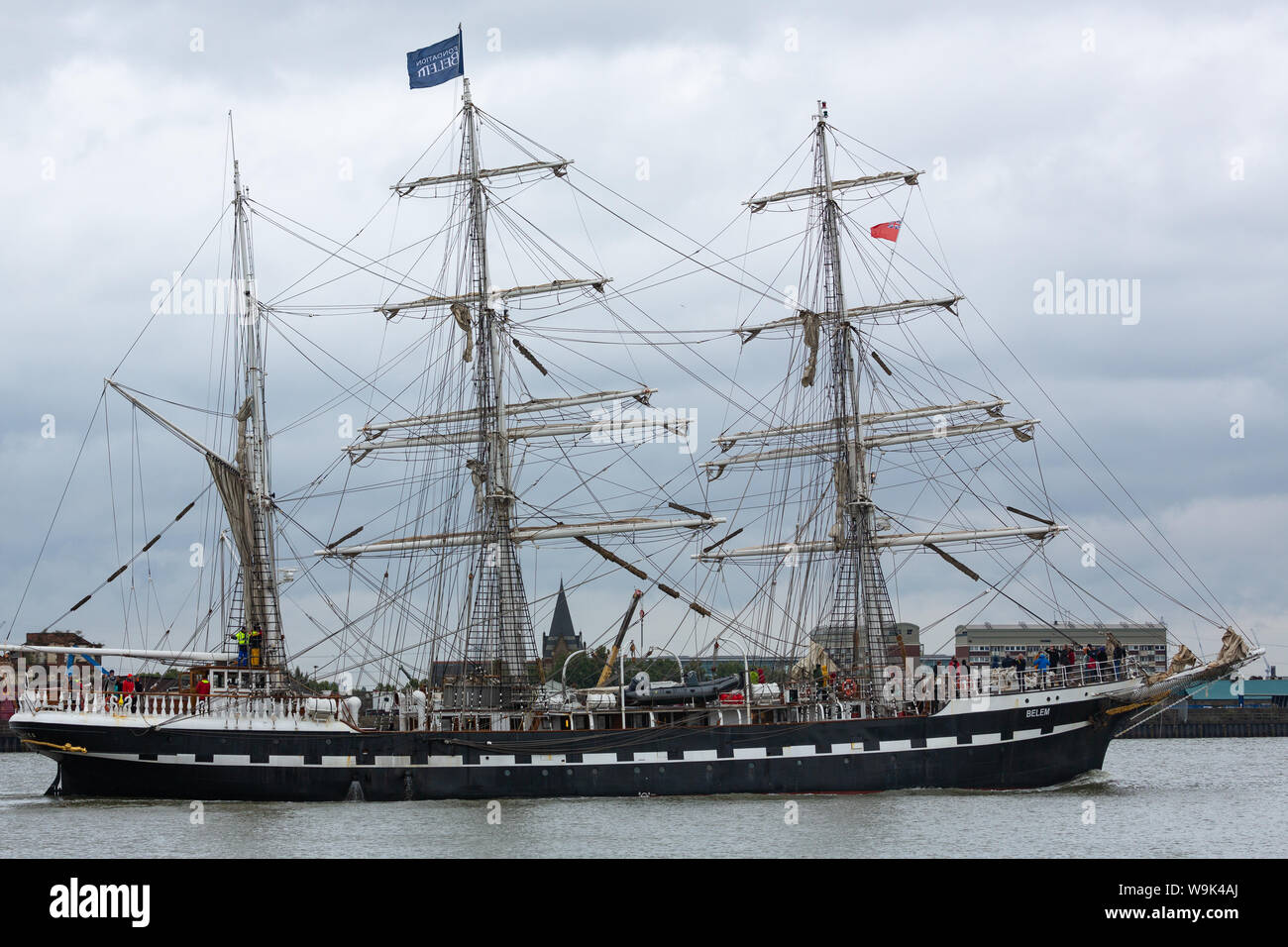 Charlton, Londra, Regno Unito. 14 Ago, 2019. Il francese tall ship Belem raffigurata sul suo modo fuori Londra, avvicinando e passando attraverso la Thames Barrier. Il brigantino a tre alberi fu costruito nel 1896 e non ha visitato Londra fin dal tempo dell'estate del 2012. Credito: Rob Powell/Alamy Live News Foto Stock