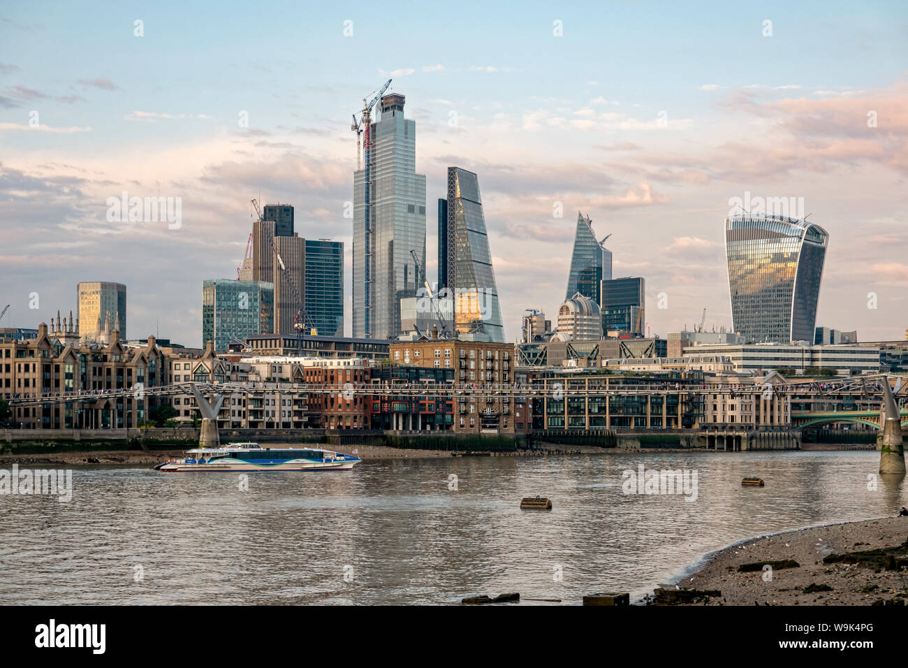 Lo skyline di Londra,luce della sera,città,il Gherkin Building,Walkie talkie costruzione,Cheesegrater Buildding,Fiume Tamigi,Londra,Inghilterra Foto Stock