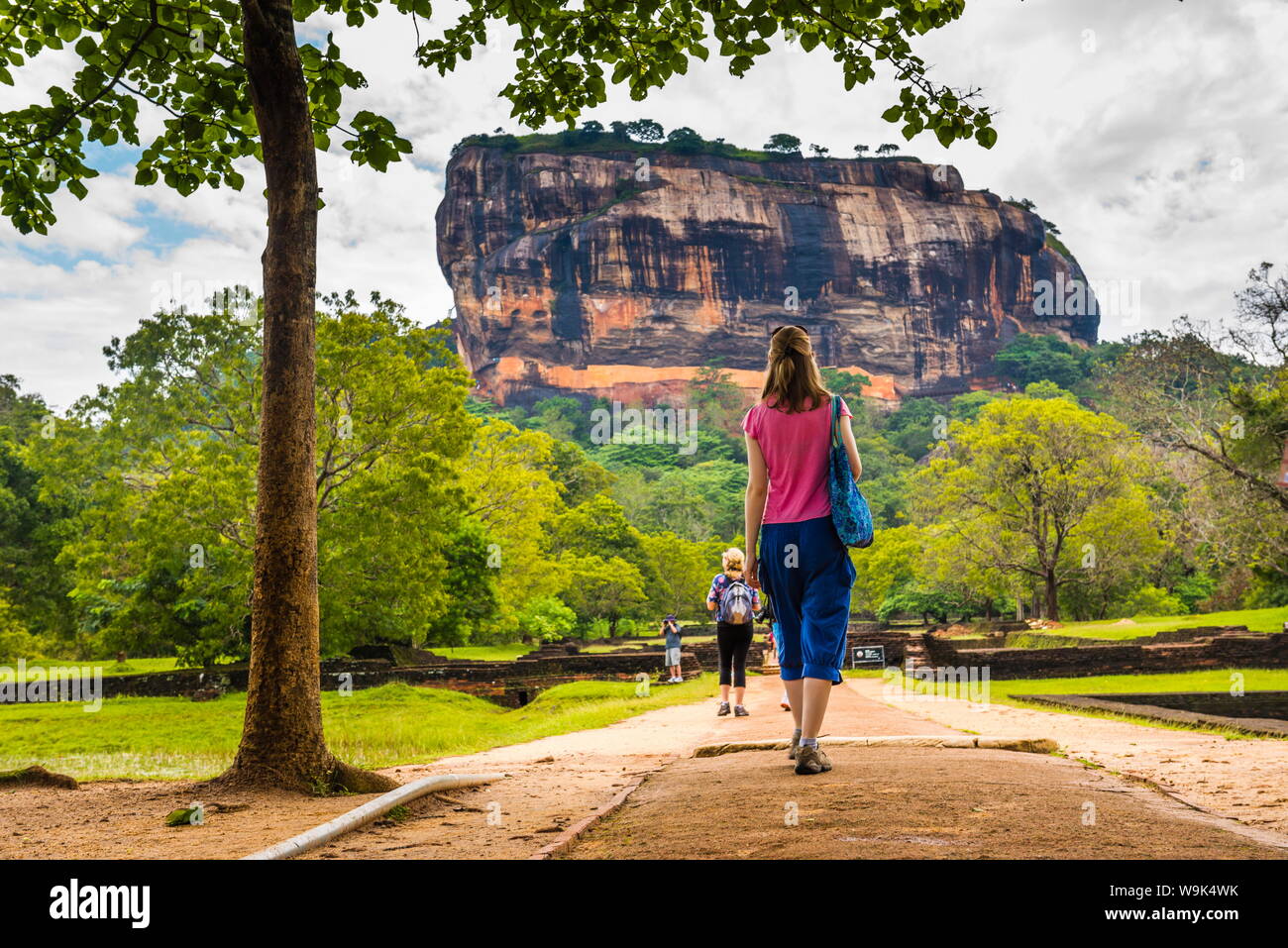 Turistico a Sigiriya rock fortezza (Lion Rock), il Sito Patrimonio Mondiale dell'UNESCO, Sigiriya, Triangolo Culturale, Sri Lanka, Asia Foto Stock