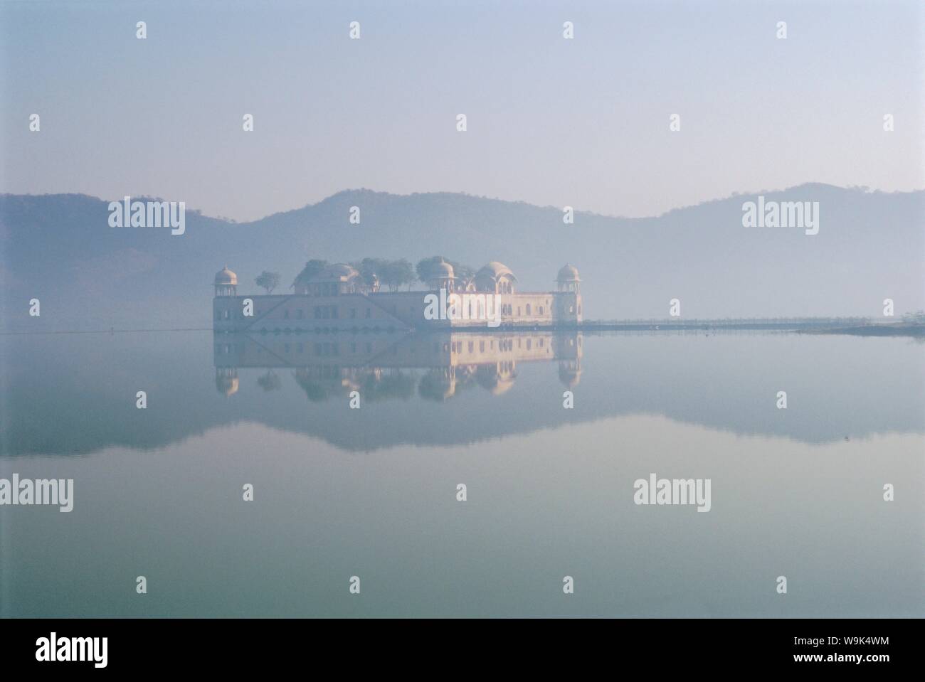 Jal Mahal, una volta residenza di caccia, che si riflette nel vicino lago di ambra, Jaipur, Rajasthan, India Foto Stock