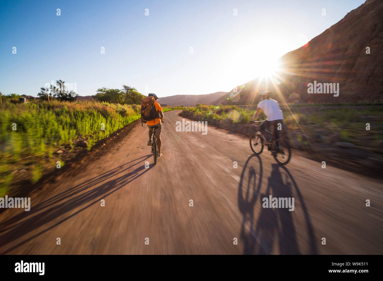 Escursioni in bicicletta al tramonto nella valle Katarpe, il Deserto di Atacama, nel nord del Cile, Cile, Sud America Foto Stock