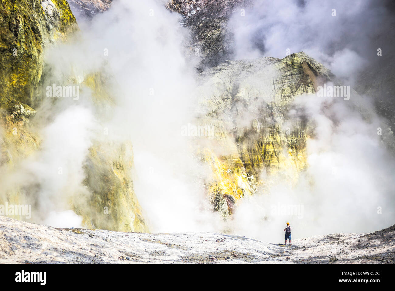 Esplorando turistica isola bianca vulcano, un vulcano attivo nella Baia di Planty, Isola del nord, Nuova Zelanda, Pacific Foto Stock