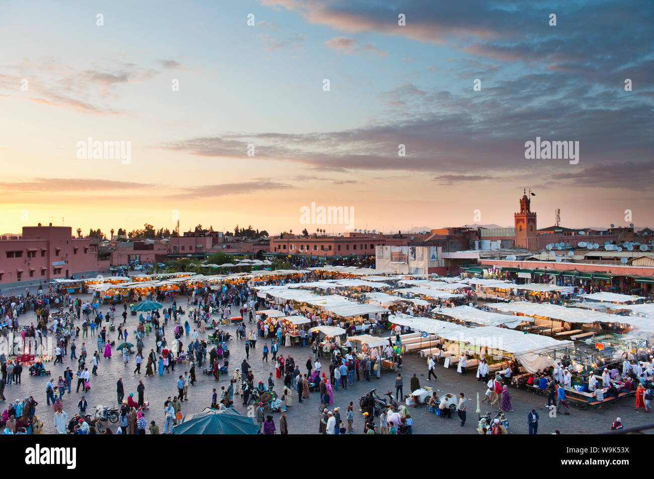 Vista la Djemaa el Fna al tramonto, Marrakech, Marocco, Africa Settentrionale, Africa Foto Stock