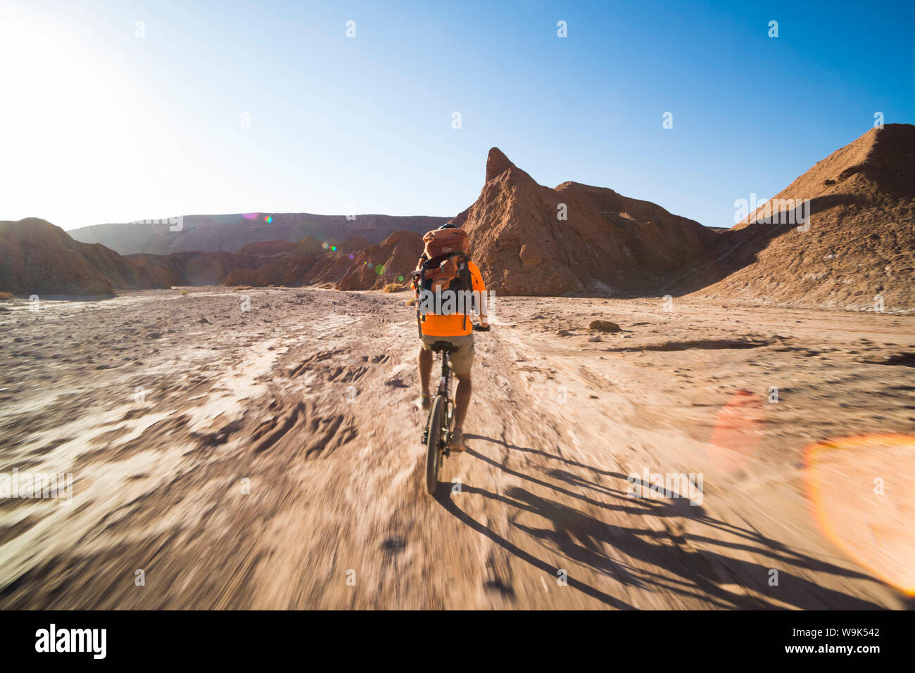 In bicicletta con il Devil's burrone (Quebrada del Diablo), parte della valle Katarpe, San Pedro de Atacama deserto di Atacama, nel nord del Cile, Cile Foto Stock