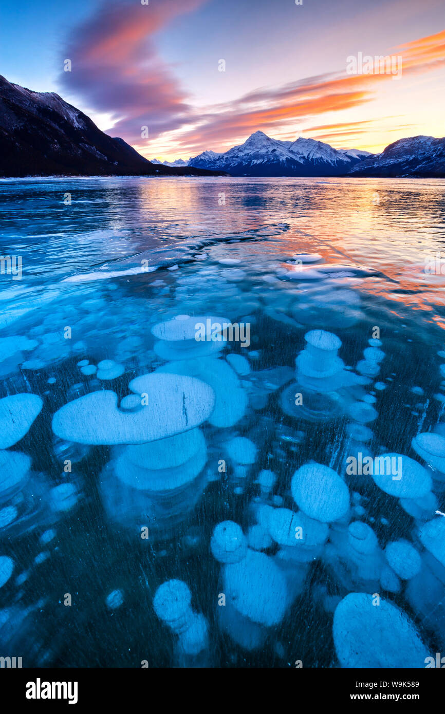 Bolle e crepe nel ghiaccio con picco di Elliot in background, Lago di Abramo, Alberta, Canada, America del Nord Foto Stock