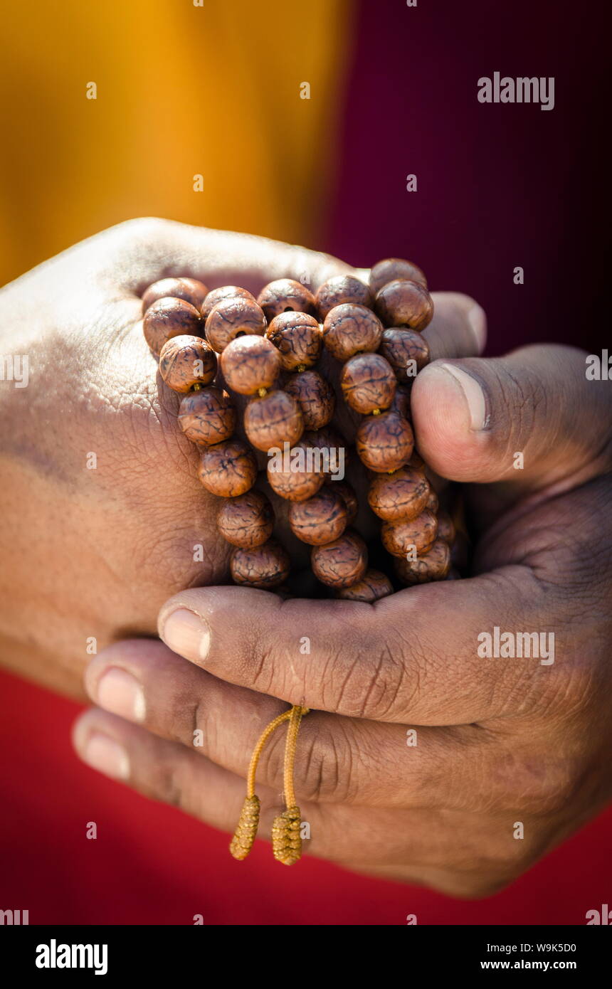 Un monaco buddista contiene grani di preghiera (Japa Mala), Bodhnath, Nepal, Asia Foto Stock