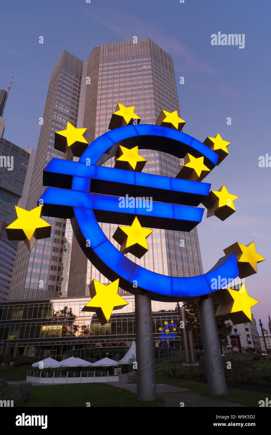 Simbolo Euro davanti alla Banca centrale europea, Francoforte Hesse, Germania, Europa Foto Stock