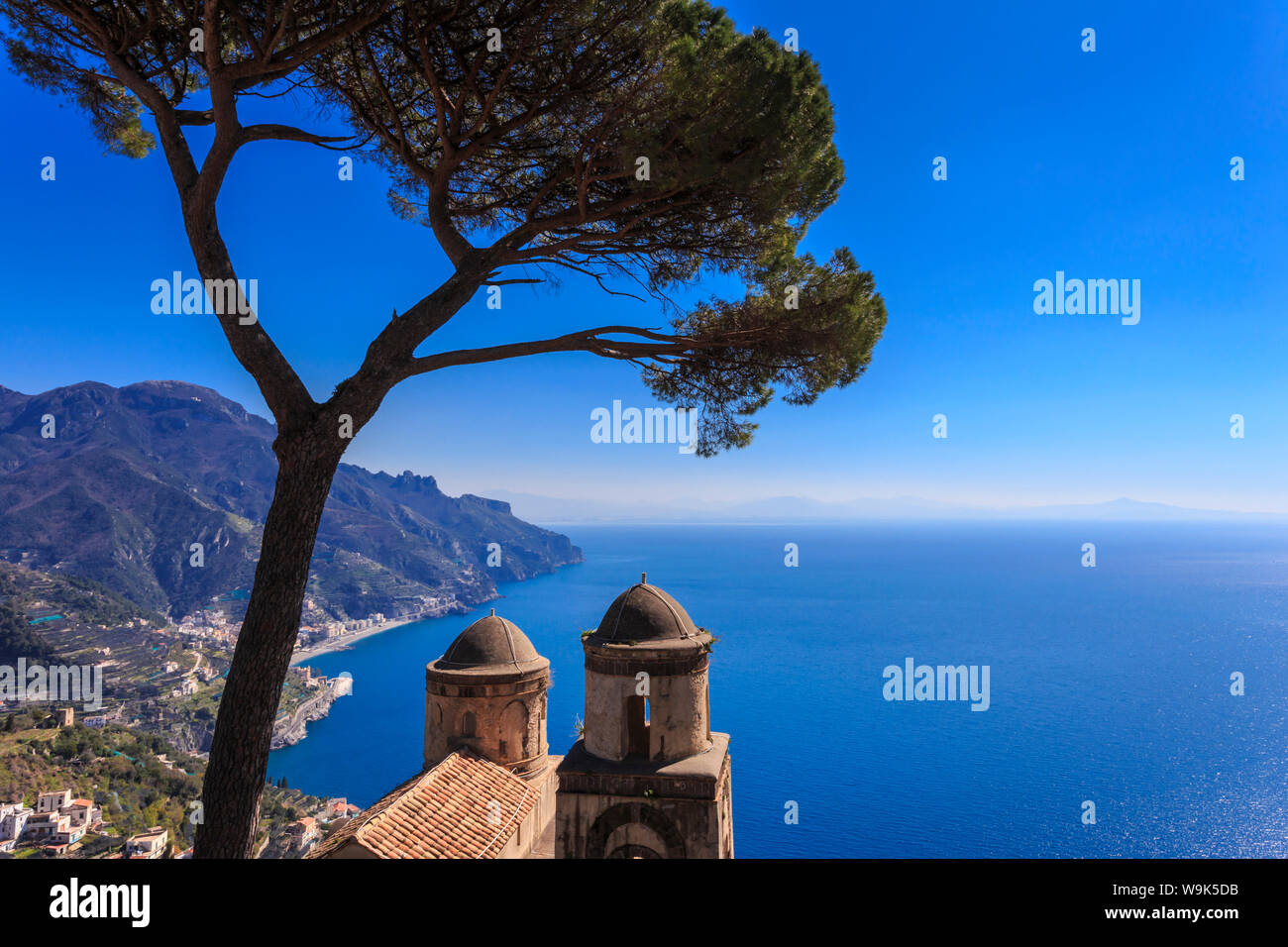 Mitica Costiera Amalfitana, chiesa e pino domestico da Villa Giardini Rufolo, Ravello, Sito Patrimonio Mondiale dell'UNESCO, Campania, Italia, Europa Foto Stock