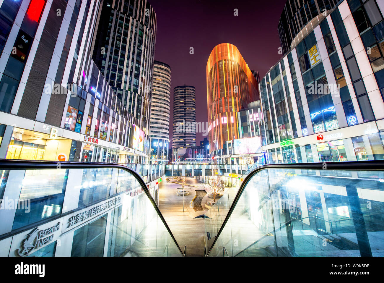 Scale ringhiere e illuminata architettura futuristica a Sanlitun SOHO, Pechino, Cina e Asia Foto Stock
