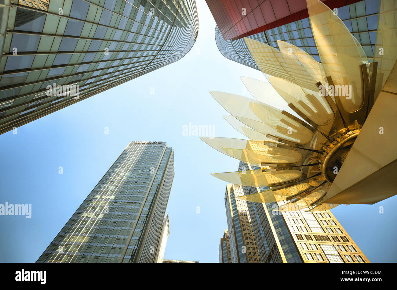 Vetro e metallo dorato Lotus installazione nella parte anteriore della banca HSBC che circonda con nuovi grattacieli nel distretto Jianggan, Hangzhou, Zhejiang, Cina e Asia Foto Stock