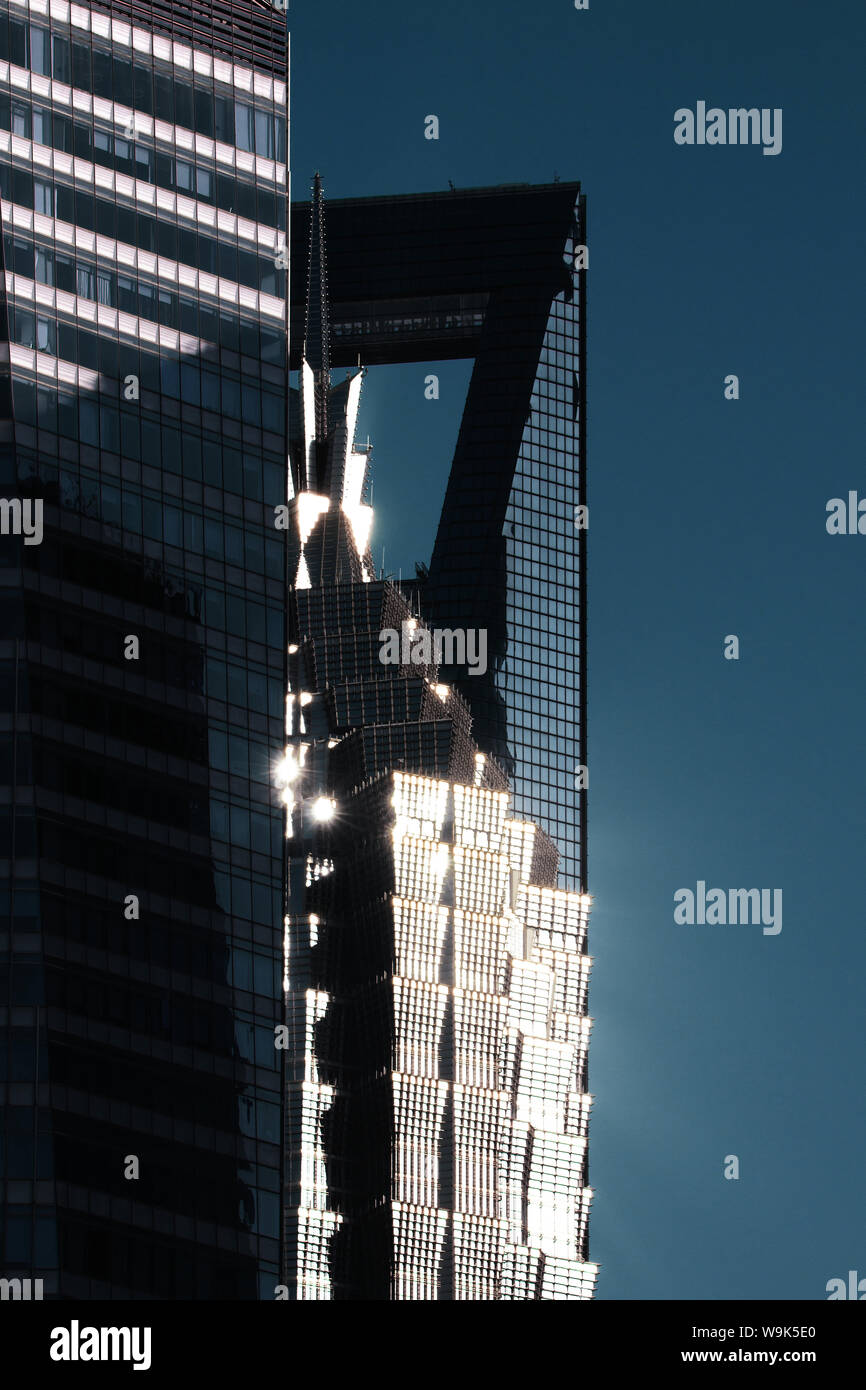 La luce del sole riflessa da grattacieli nel distretto di Pudong, Shanghai, Cina e Asia Foto Stock