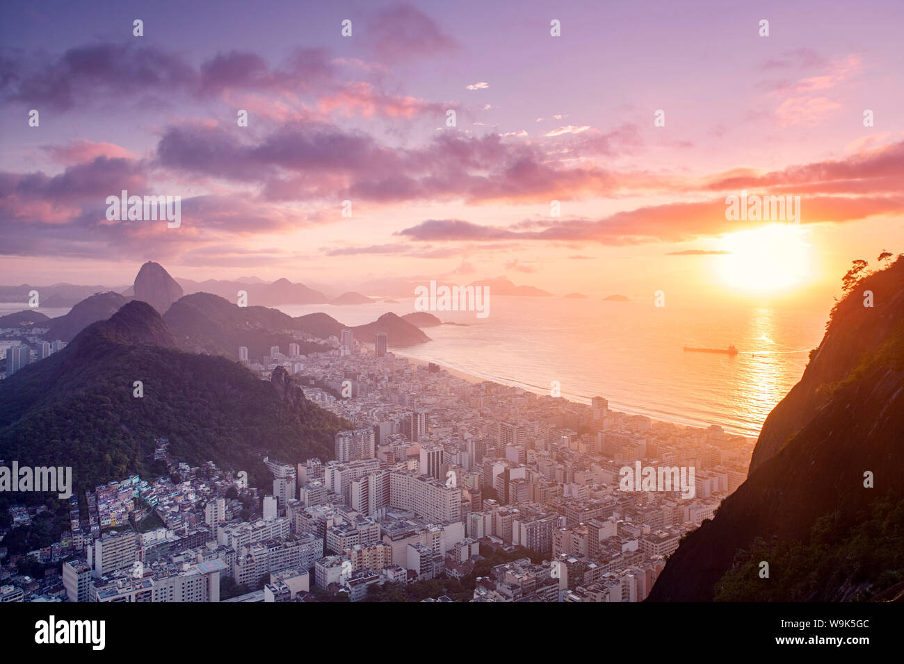 Alba vista del Pan di Zucchero, Sao Joao favela, Baia Guanabara, Atlantico e le montagne di Rio e Niteroi, Rio de Janeiro, Brasile, Sud America Foto Stock