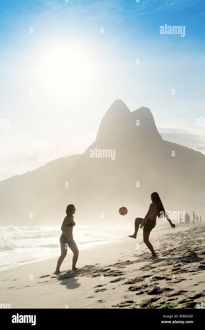 Donne giocando altinha (calcio) sulla spiaggia di Ipanema, Rio de Janeiro, Brasile, Sud America Foto Stock