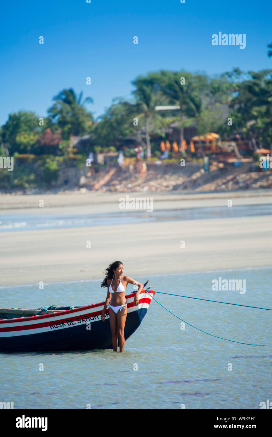Una giovane donna sulla spiaggia di Jericoacoara, Ceara, Brasile, Sud America Foto Stock