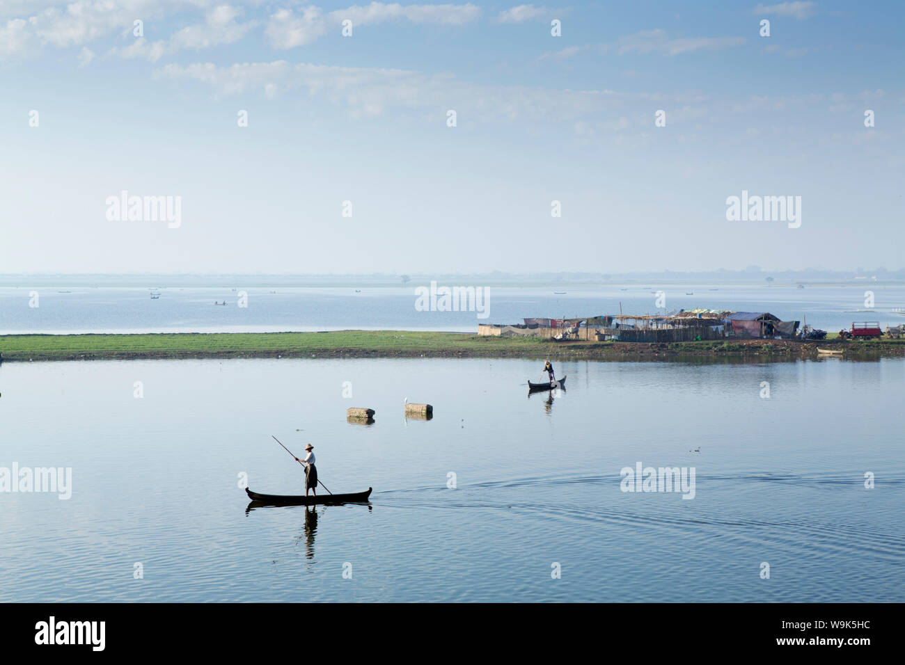 Gli agricoltori di anatra imbrancandosi anatre sul lago Taungthaman vicino Amarapura, Mandalay Myanmar (Birmania), Sud-est asiatico Foto Stock