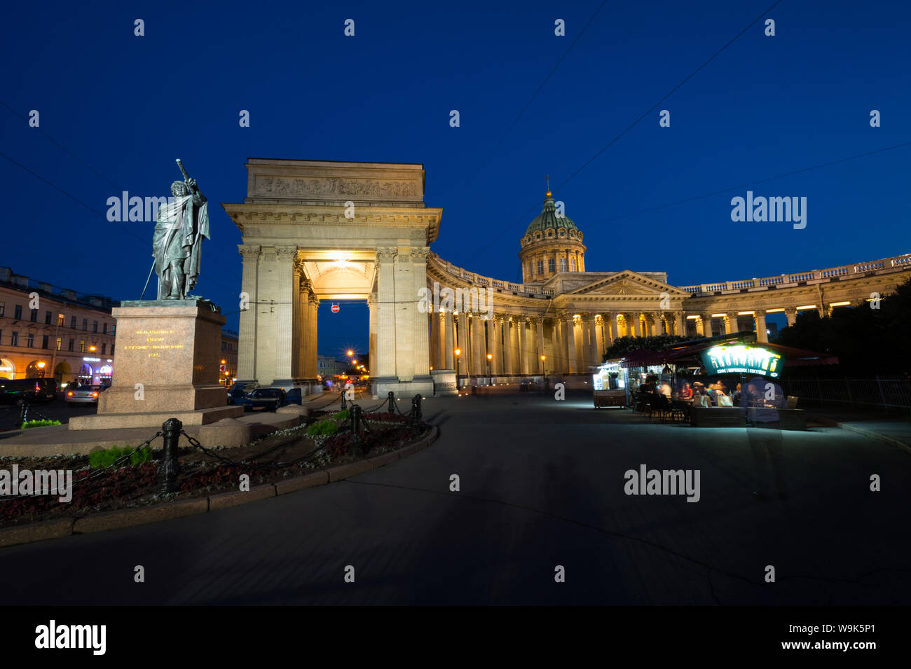 Monumento del feldmaresciallo principe Kutuzòv di Smolensk e dalla Cattedrale di Kazan in background, San Pietroburgo, Russia Foto Stock