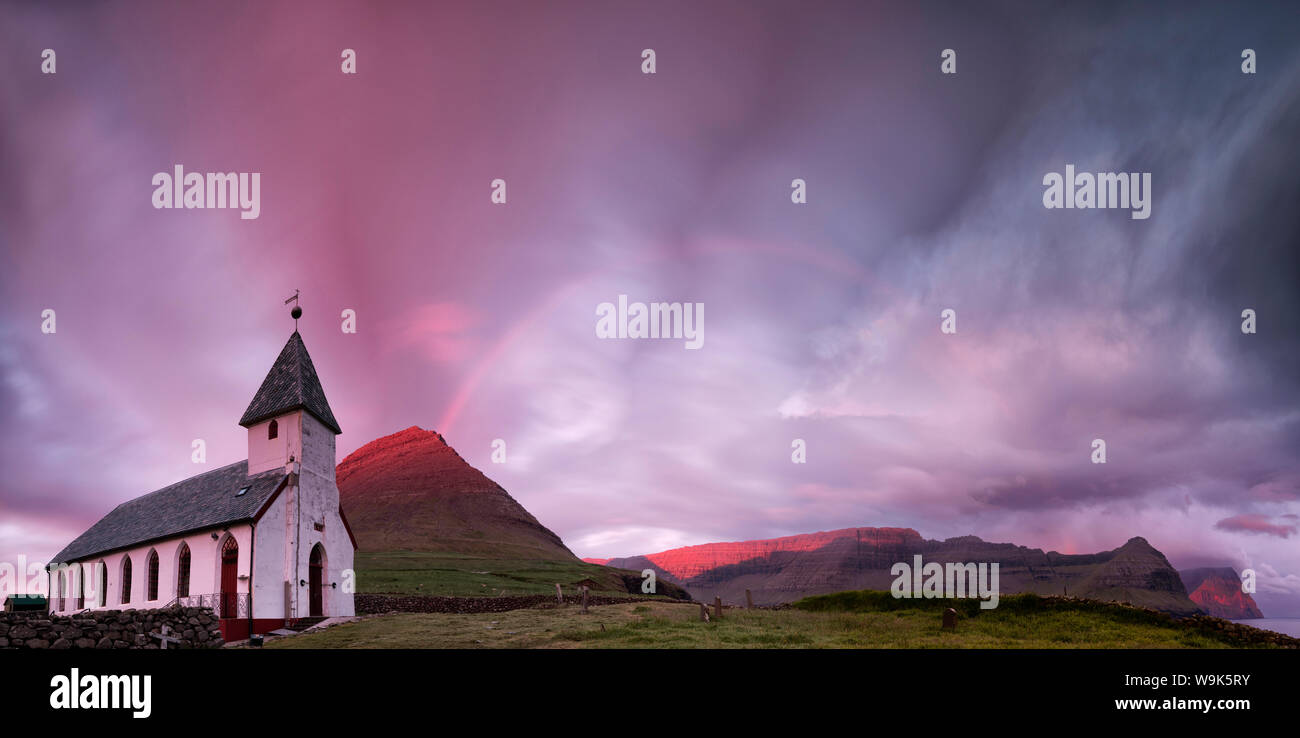 Panoramica della chiesa di Vidareidi presso sunrise, Vidoy isola, isole Faerøer, Danimarca, Europa Foto Stock