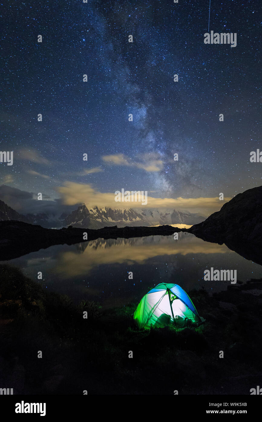 Campeggio sotto le stelle e la Via Lattea sulle rive del Lac de Cheserys, Chamonix Haute Savoie, sulle Alpi francesi, Francia, Europa Foto Stock