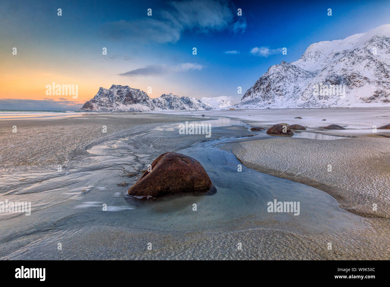 Le prime luci dell alba illumina gli scogli modellati dal vento e dal freddo mare di Uttakleiv, Isole Lofoten artico, Norvegia, Scandinavia, Europa Foto Stock