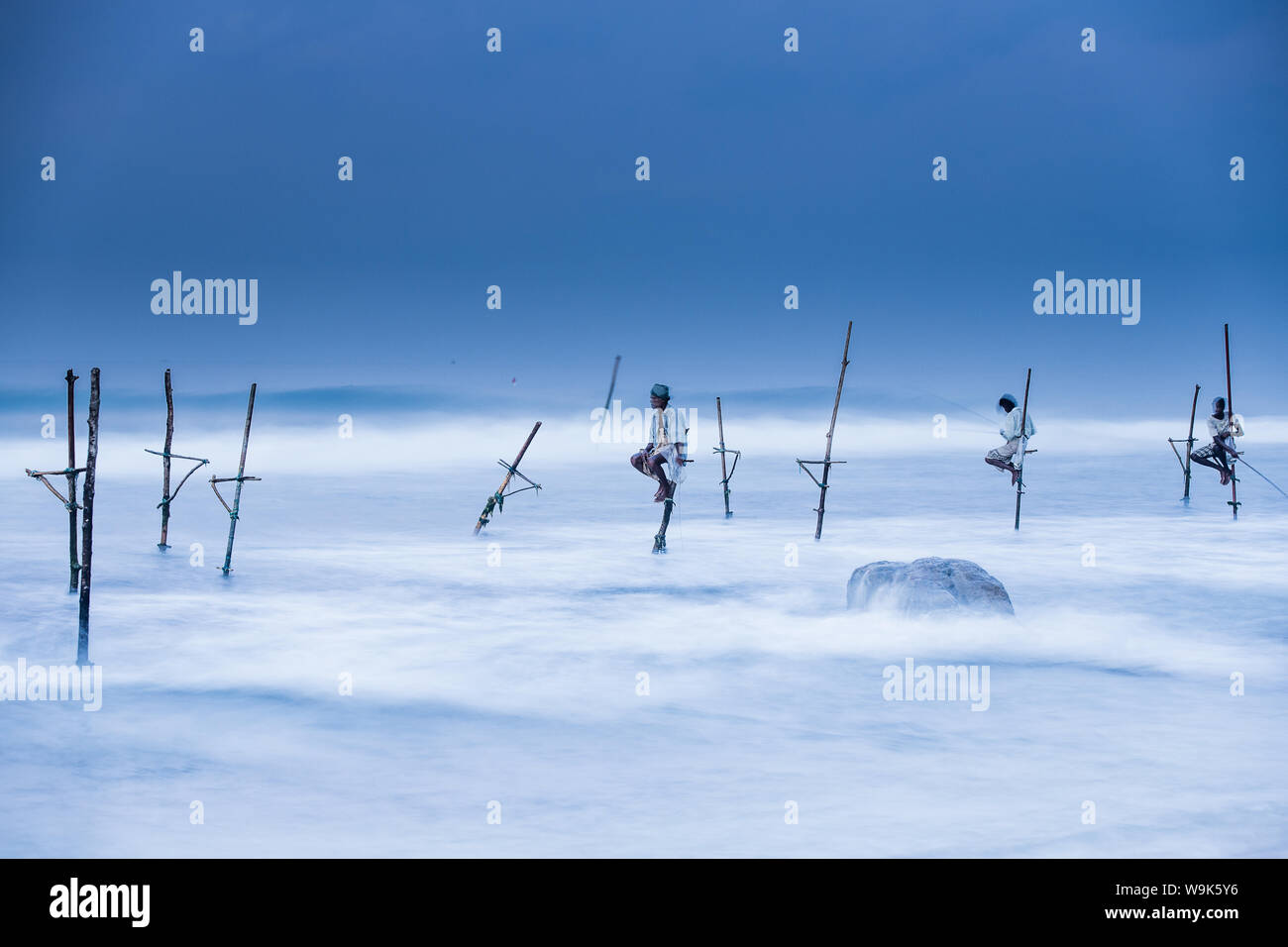 Stilt pescatori, Mirissa, Sri Lanka, Asia Foto Stock