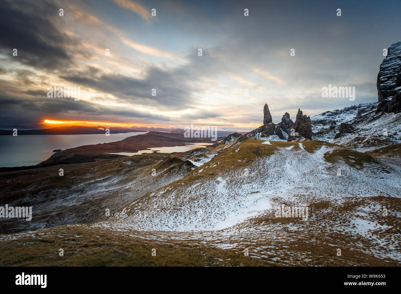 Sunrise si rompe in su per un paesaggio wintery presso il vecchio uomo di Storr, Isola di Skye, Ebridi Interne, Scotland, Regno Unito, Europa Foto Stock