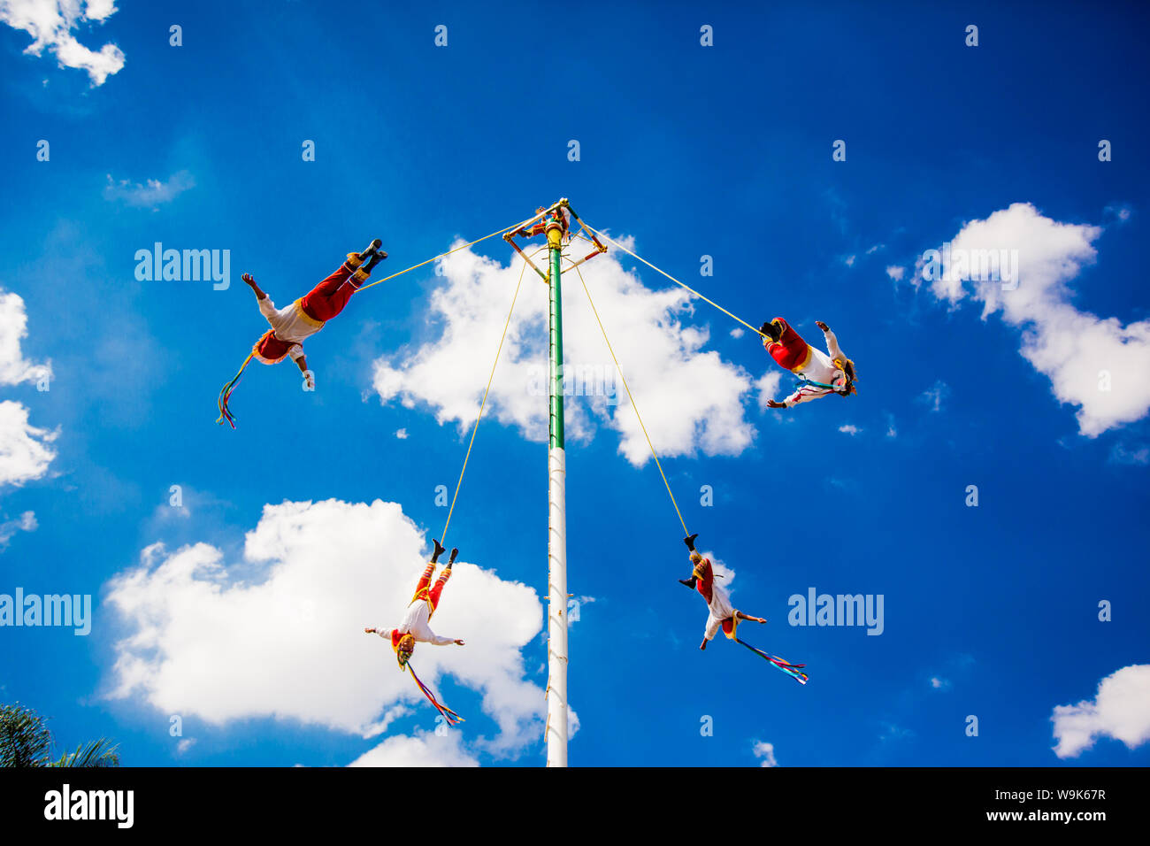 Voladores (Flying uomini), Tlaquepaque, Messico, America del Nord Foto Stock