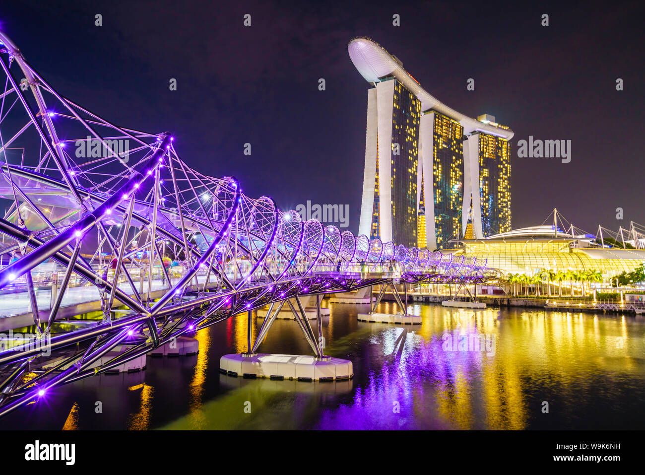 Helix ponte che conduce alla Marina Bay Sands, Marina Bay, Singapore, Sud-est asiatico, in Asia Foto Stock
