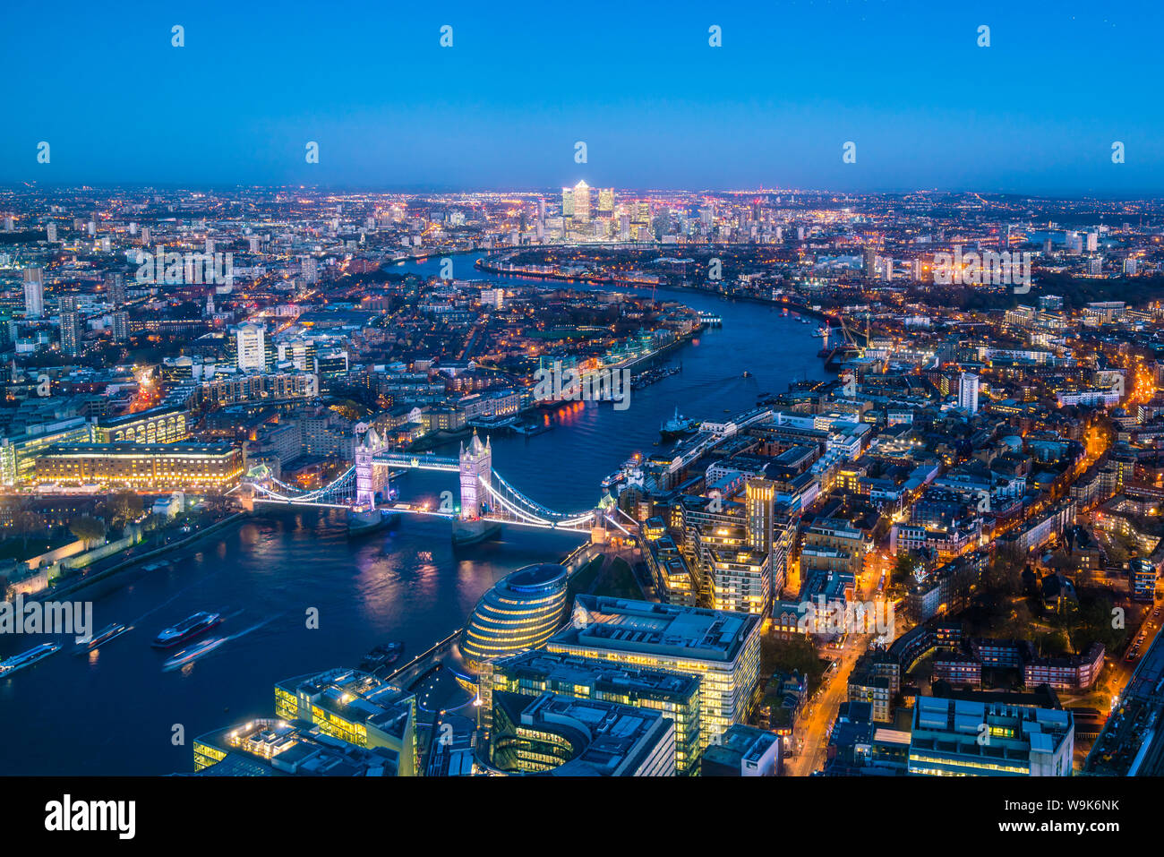 Alta vista sullo skyline di Londra al tramonto lungo il fiume Tamigi da Tower Bridge a Canary Wharf, London, England, Regno Unito, Europa Foto Stock