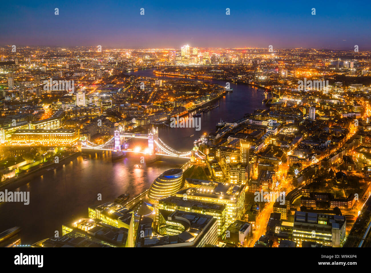 Alta vista sullo skyline di Londra di notte lungo il fiume Tamigi da Tower Bridge a Canary Wharf, London, England, Regno Unito, Europa Foto Stock