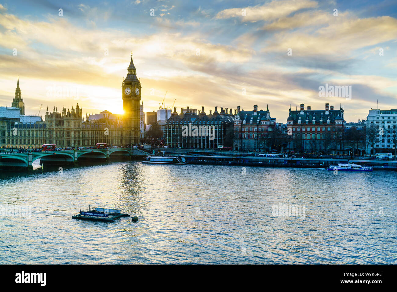 Big Ben (l'Elizabeth Torre) e Westminster Bridge al tramonto, London, England, Regno Unito, Europa Foto Stock