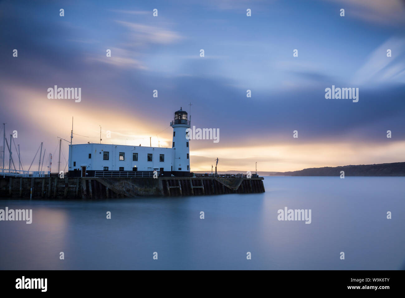Una lunga esposizione fotografia di Scarborough Faro poco dopo l'alba, Scarborough, North Yorkshire, Yorkshire, Inghilterra, Regno Unito, Europa Foto Stock