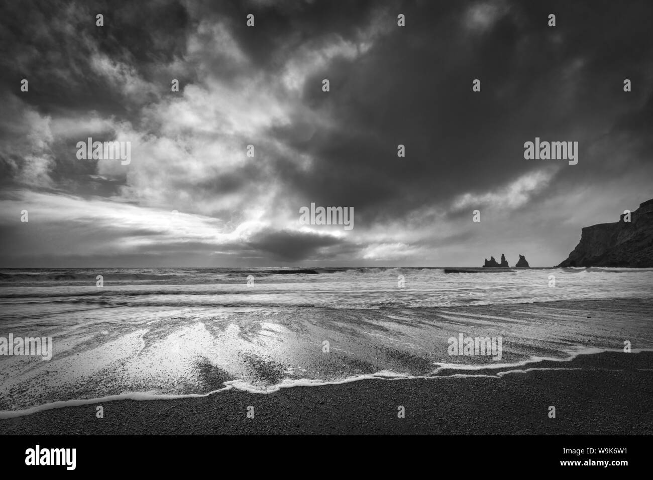 Mare di pile, alte scogliere e basalto nero spiaggia sabbiosa a Vic sulla costa meridionale, Islanda, regioni polari Foto Stock