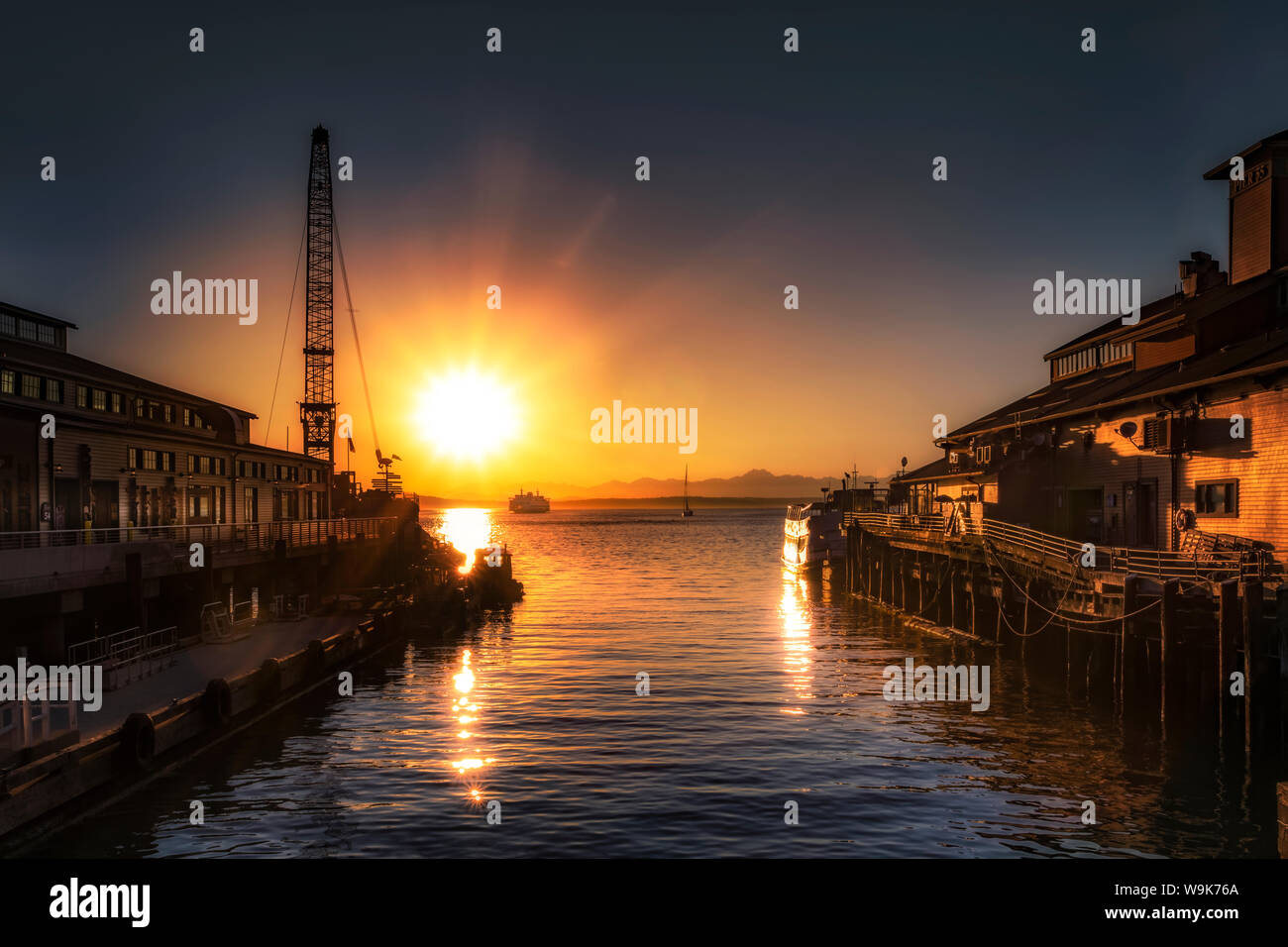 Tramonto mozzafiato su Pier 55 a Seattle, nello Stato di Washington, Stati Uniti d'America, America del Nord Foto Stock
