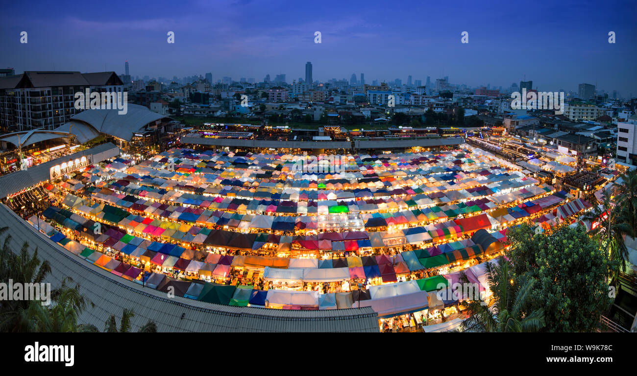 Vista panoramica di multi-colore tende al treno Ratchada mercato notturno, Bangkok, Thailandia, Sud-est asiatico, in Asia Foto Stock