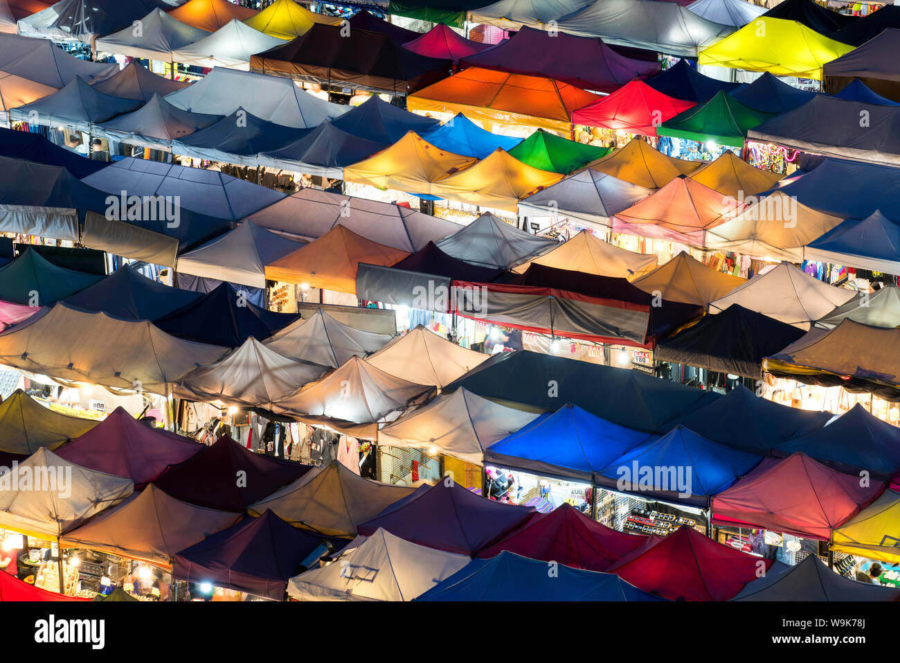 Multi-colore tende al treno Ratchada mercato notturno, Bangkok, Thailandia, Sud-est asiatico, in Asia Foto Stock
