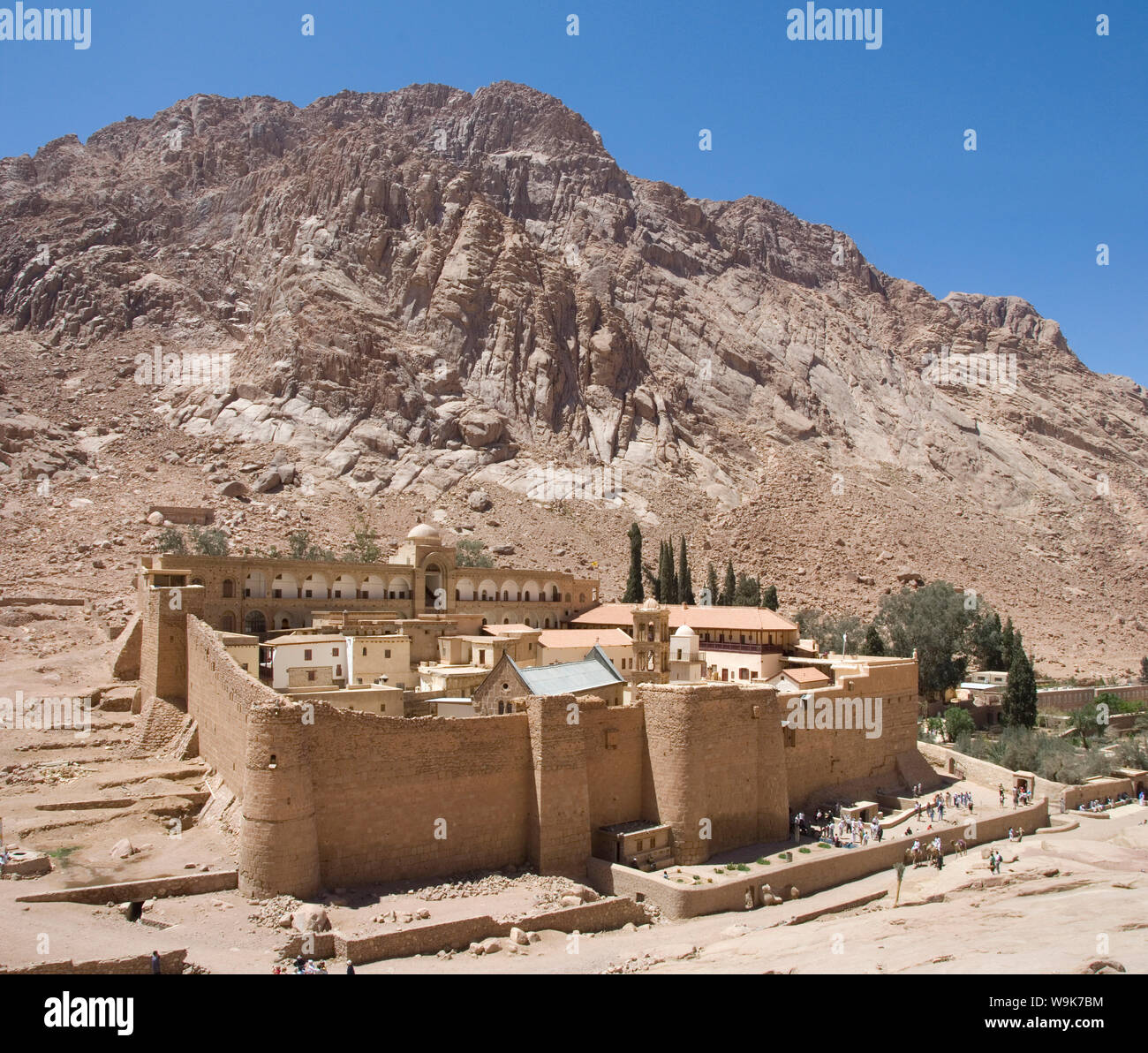 Il monastero di Santa Caterina, Sito Patrimonio Mondiale dell'UNESCO, con la spalla del monte Sinai dietro, la penisola del Sinai Desert, Egitto, Africa Settentrionale, Africa Foto Stock