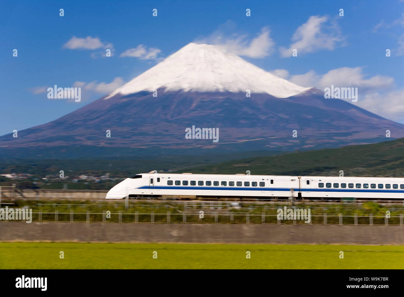 Shinkansen (treno veloce) che raggiunge velocità fino a 300 km all'ora passando il Monte Fuji, offuscata motion, Honshu, Giappone, Asia Foto Stock
