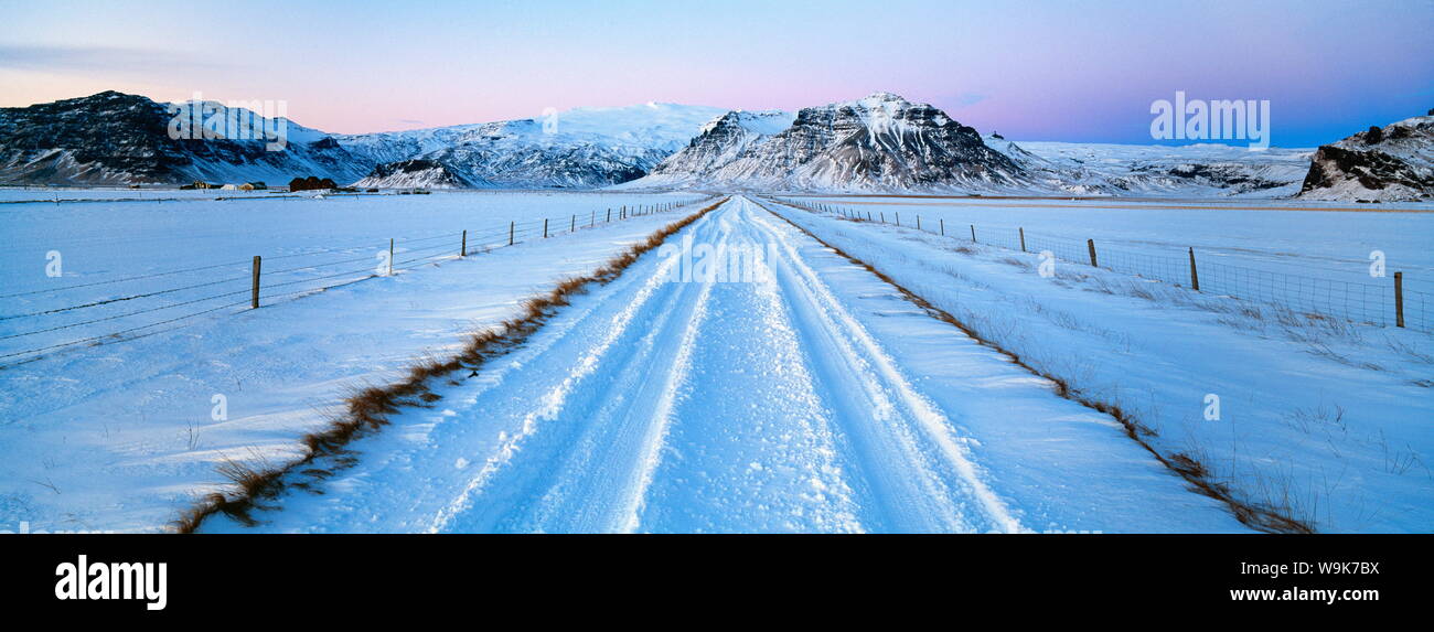 Strada e montagne vicino Vik in inverno, Islanda, regioni polari Foto Stock