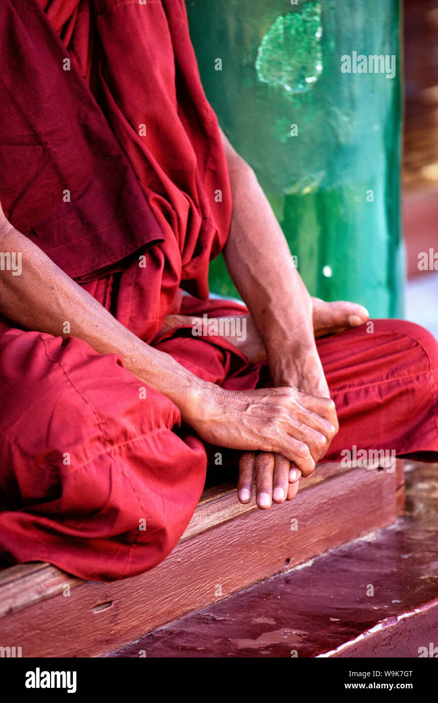 Le mani del monaco buddista a Shwedagon Paya (Shwedagon pagoda), Yangon (Rangoon), Myanmar (Birmania), Asia Foto Stock