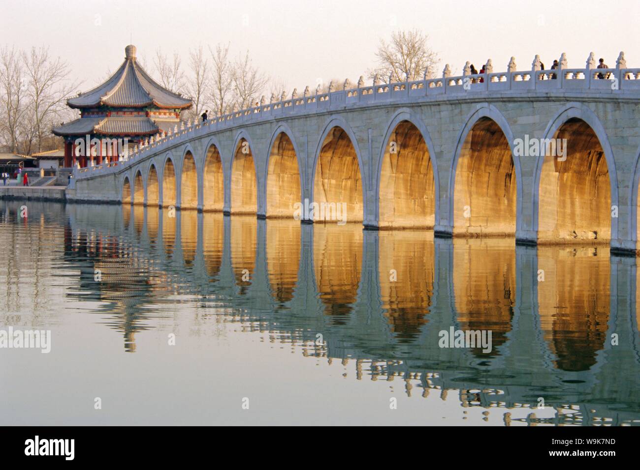 Diciassette il ponte di Arco, Lago Kunming, Palazzo Estivo, Pechino, Cina Foto Stock