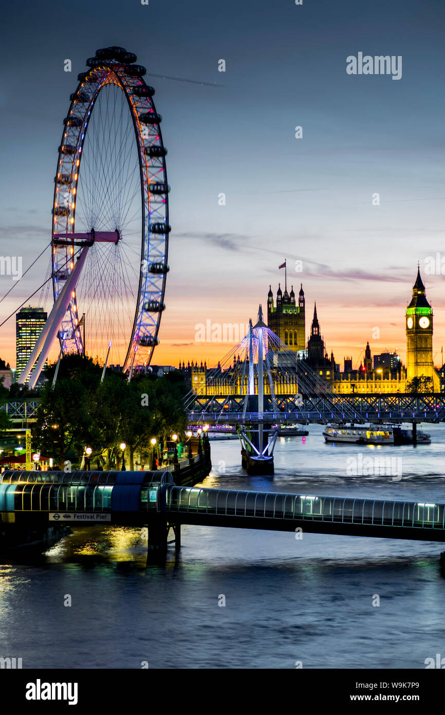 Millennium Wheel (London Eye), il fiume Tamigi e il Big Ben skyline al crepuscolo, London, England, Regno Unito, Europa Foto Stock